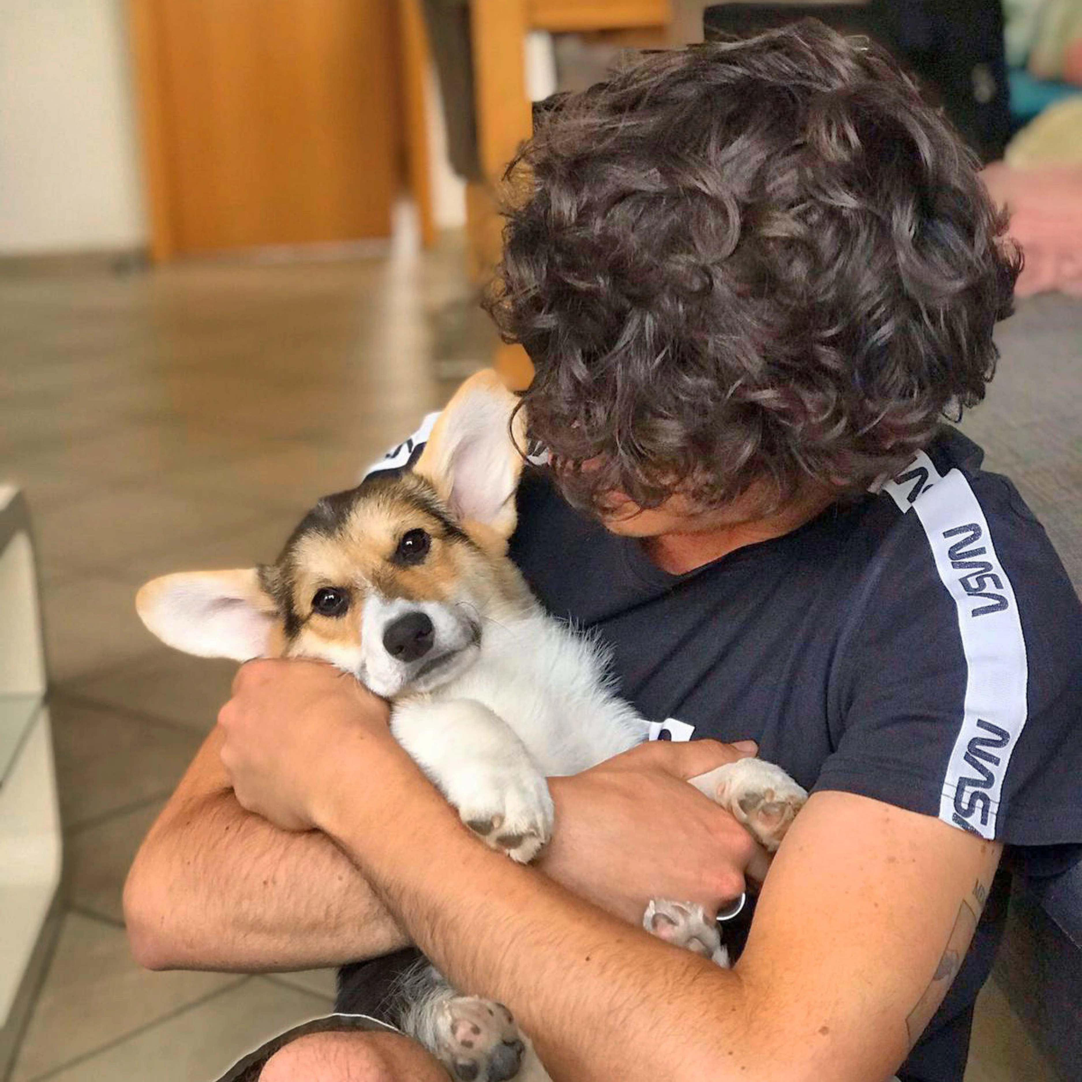 Frau mit Pembroke Welsh Corgi